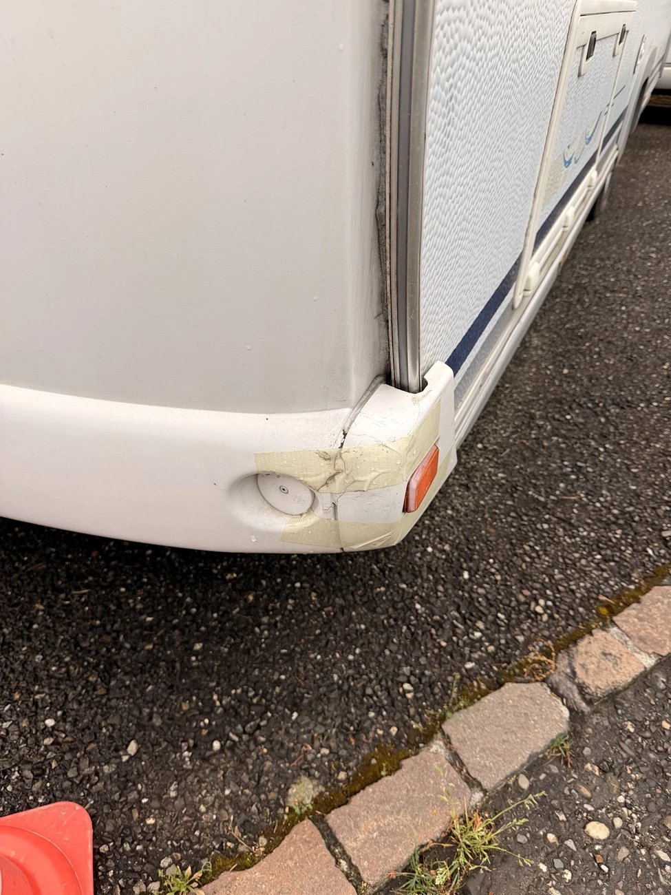 Beschädigte Stossstangenecke am Caravan