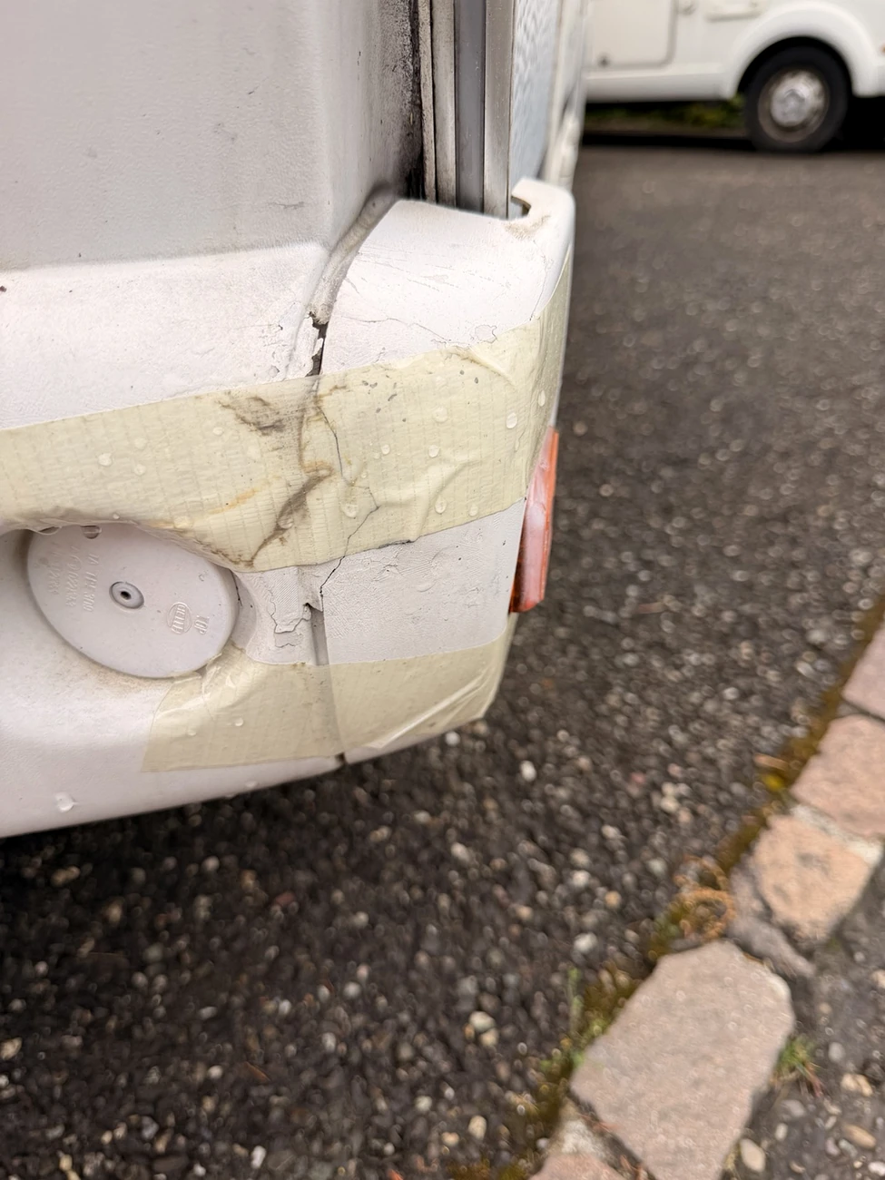 Detail der beschädigten Stossstangenecke